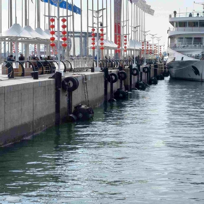 En Schip die van Marine Floating Rubber Fender For van schipbumpers aanleggen het vastleggen