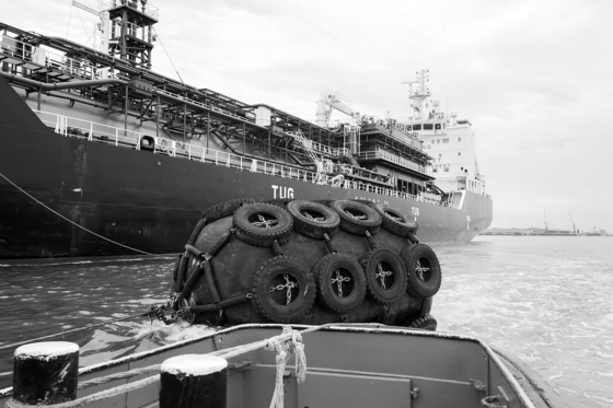 50KPa 80KPa Yokohama Pneumatische rubber fender met ketting en bandennet