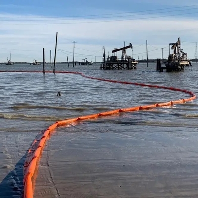 PVC Floating Barrier Foam Rubber Oil Containment Boom Op maat gemaakte containerpoorten/meren/offshore olieboom