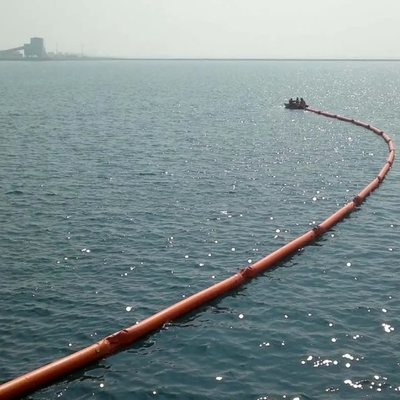 PVC Floating Barrier Foam Rubber Oil Containment Boom Op maat gemaakte containerpoorten/meren/offshore olieboom